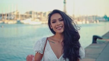 Deniz gezinti boyunca yürüyen beyaz elbiseli güzel kız