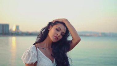 Deniz gezinti boyunca yürüyen beyaz elbiseli güzel kız