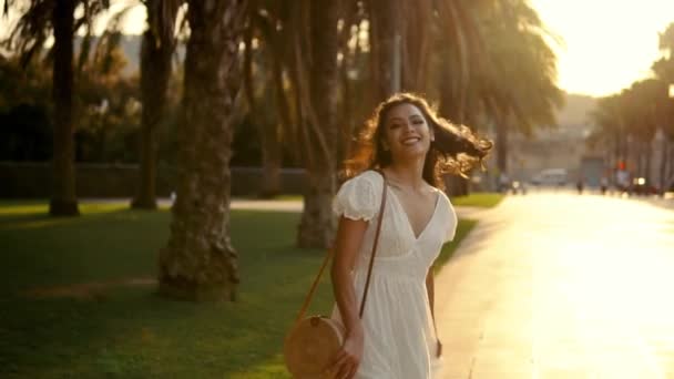 Meisje in de witte jurk wandelen langs de Palm Tree terras — Stockvideo