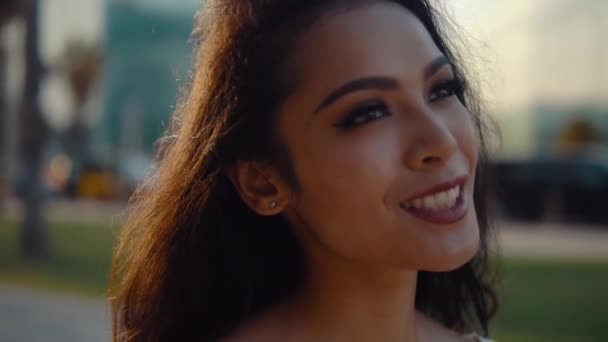 Ragazza in abito bianco passeggiando lungo la terrazza della palma — Video Stock