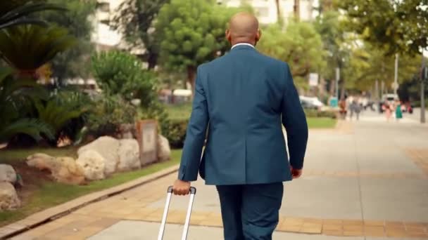Indiase zakenman dragen blauw pak wandelen met reistas of koffer — Stockvideo
