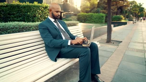 Indischer Geschäftsmann mit Laptop-Notizbuch im blauen Anzug in der Nähe des Büros — Stockvideo