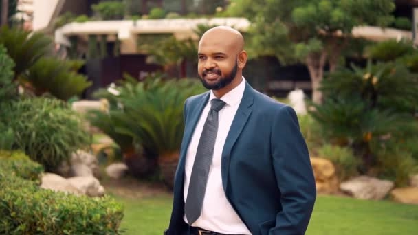 Індійський бізнесмен носіння синій костюм стояв біля офісу або готелю. — стокове відео