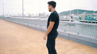 Kaykaycı modern şehir terasında bir kaykay sürmek.