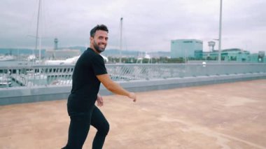 Kaykaycı modern şehir terasında bir kaykay sürmek.