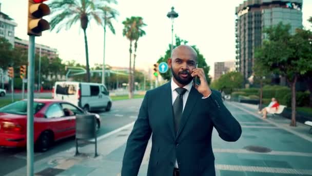 Indian businessman holding mobile phone wearing blue suit — Stock Video