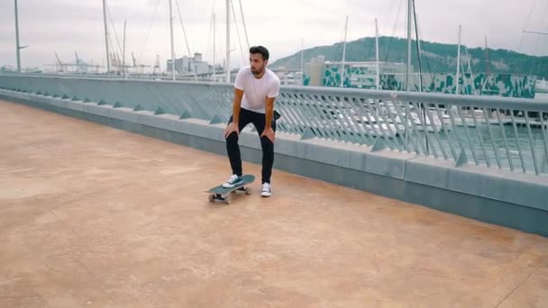 현대적인 도시 테라스에서 스케이트보드를 타는 스케이트보더. — 비디오