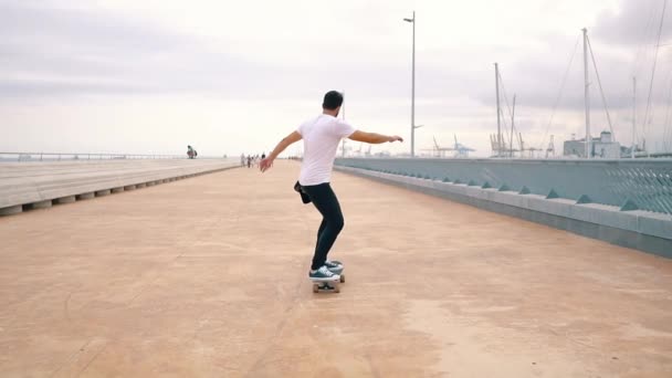 Skateboarder monta um skate no terraço da cidade moderna . — Vídeo de Stock