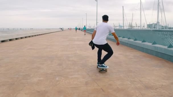 スケートボーダーは、近代的な市内のテラスでスケートボードに乗ります. — ストック動画