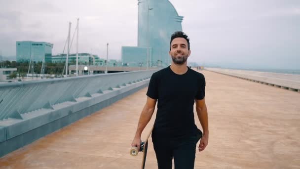 Skateboarder andando com skate no calçadão da cidade moderna — Vídeo de Stock