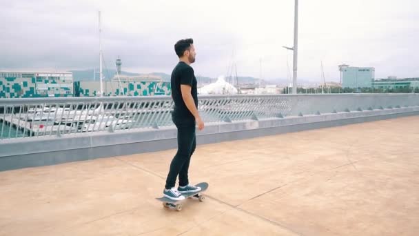 현대적인 도시 테라스에서 스케이트보드를 타는 스케이트보더. — 비디오