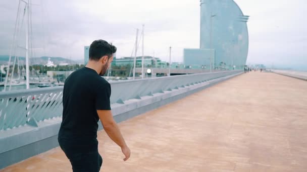 Skateboarder cavalca uno skateboard nella moderna terrazza della città . — Video Stock