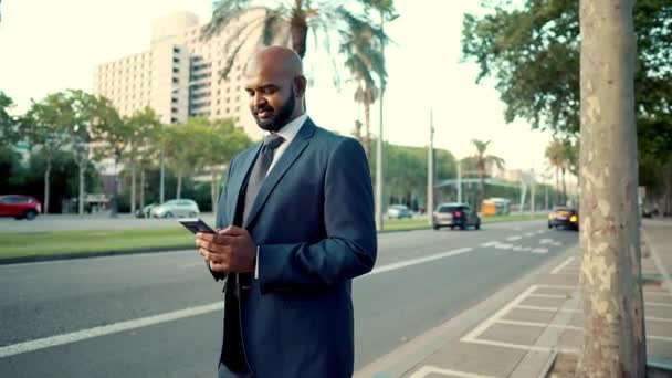 Indiano empresário segurando telefone celular vestindo terno azul — Vídeo de Stock
