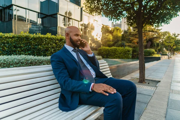 Hombre de negocios indio sosteniendo teléfono móvil con traje azul —  Fotos de Stock