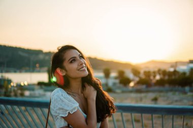 Deniz gezinti boyunca beyaz elbiseli güzel kız.