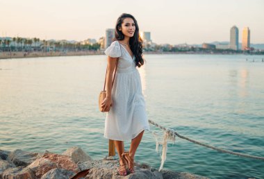 Deniz gezinti boyunca beyaz elbiseli güzel kız.