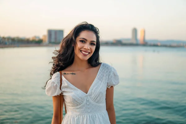 Hermosa chica en el vestido blanco a lo largo del paseo marítimo . —  Fotos de Stock
