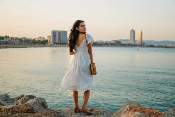 Krásná dívka v bílých šatech podél mořské promenády — Stock fotografie