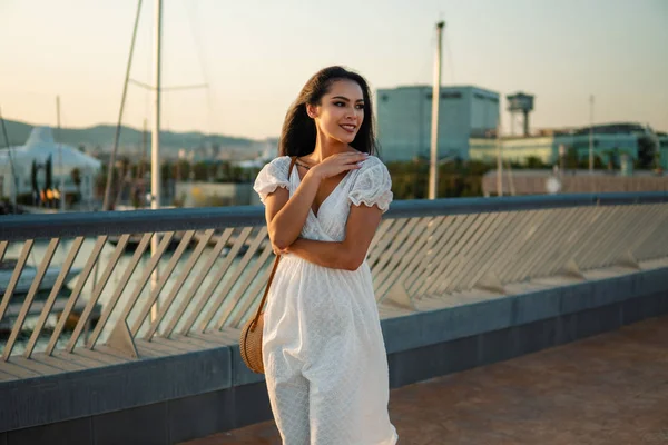 Krásná dívka v bílých šatech podél mořské promenády — Stock fotografie