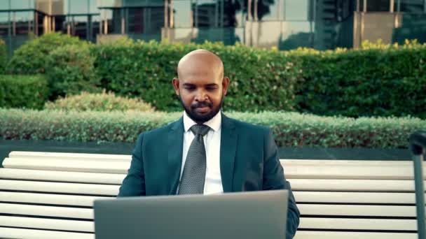 Uomo d'affari indiano in possesso di notebook portatile con indosso abito blu vicino ufficio — Video Stock