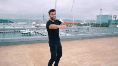 Kaykaycı modern şehir terasında bir kaykay sürmek.