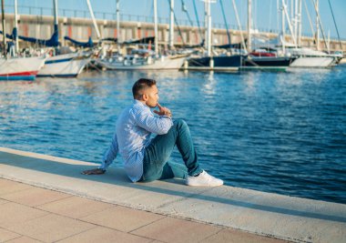 Yacht Club'da genç zengin bir adam. İşadamı Rahatlatıcı