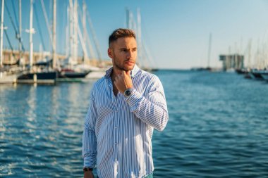 Yacht Club'da genç zengin bir adam. İşadamı Rahatlatıcı