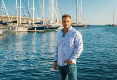 Yacht Club'da genç zengin bir adam. İşadamı Rahatlatıcı