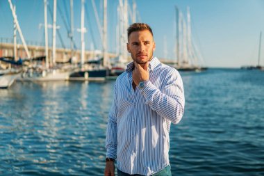 Yacht Club'da genç zengin bir adam. İşadamı Rahatlatıcı