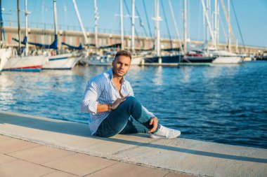 Yacht Club'da genç zengin bir adam. İşadamı Rahatlatıcı