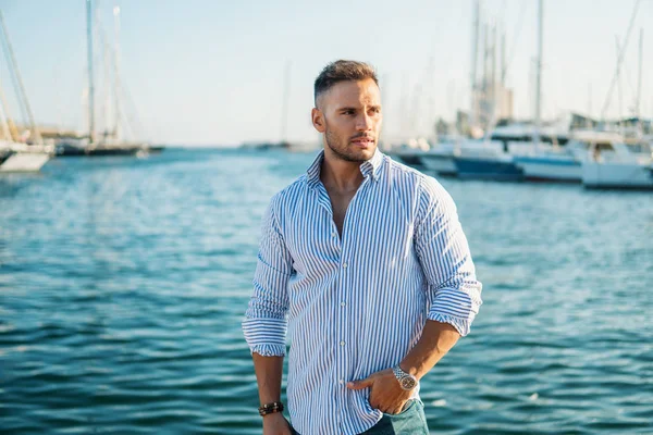 Young rich man bij Yacht Club. Zakenman is ontspannend — Stockfoto