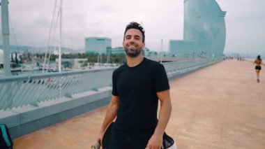 Kaykaycı modern şehir terasında bir kaykay sürmek.