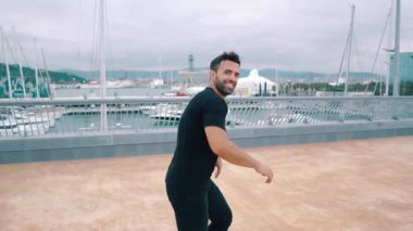 Kaykaycı modern şehir caddesinde kaykay ile yürüyor