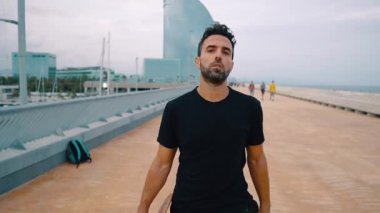 Kaykaycı modern şehir terasında bir kaykay sürmek.