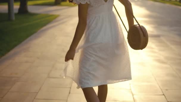 Chica en el vestido blanco caminando por la terraza de la palmera — Vídeos de Stock