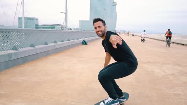 Skateboarder monta un monopatín en la moderna terraza de la ciudad . — Vídeo de stock