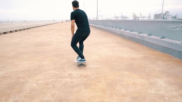 Skateboarder fährt Skateboard auf der modernen Stadtterrasse. — Stockvideo