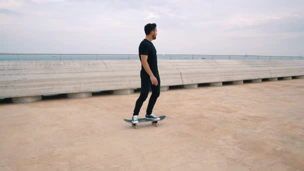 Skateboardåkare rider en skateboard i den moderna staden terrass. — Stockvideo