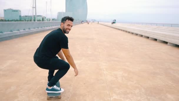 Skateboarder berijdt een skateboard op het moderne stads terras. — Stockvideo