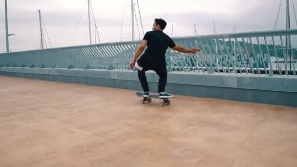 Skateboarder rides a skateboard in the modern city terrace. — Stock Video