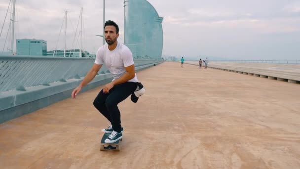 Skateboarder jeździ na deskorolce na nowoczesnym tarasie miejskim. — Wideo stockowe