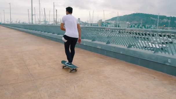 Skateboarder fährt Skateboard auf der modernen Stadtterrasse. — Stockvideo
