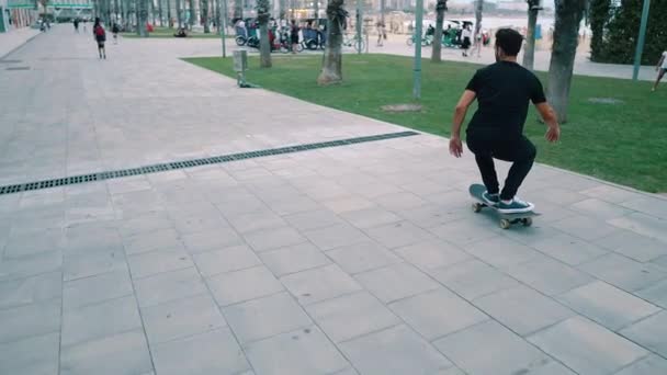 Skateboarder rides a skateboard in the modern city terrace. — Stock Video