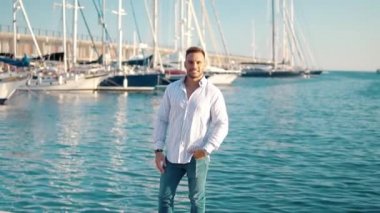 Yacht Club'da genç zengin bir adam. İşadamı Rahatlatıcı