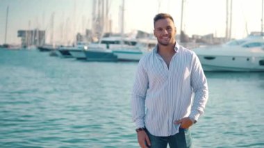 Yacht Club'da genç zengin bir adam. İşadamı Rahatlatıcı