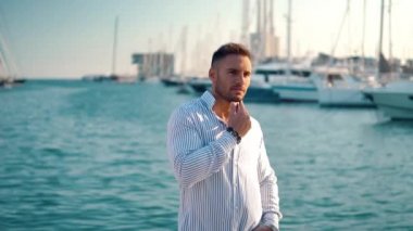 Yacht Club'da genç zengin bir adam. İşadamı Rahatlatıcı