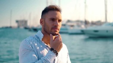 Yacht Club'da genç zengin bir adam. İşadamı Rahatlatıcı