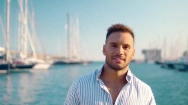 Yacht Club'da genç zengin bir adam. İşadamı Rahatlatıcı