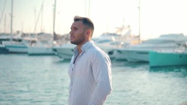 Yacht Club'da genç zengin bir adam. İşadamı Rahatlatıcı