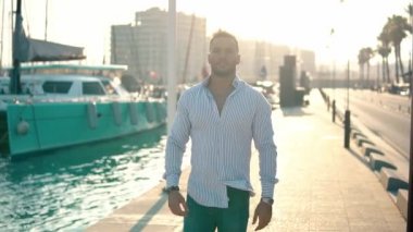 Yacht Club'da genç zengin bir adam. İşadamı Rahatlatıcı